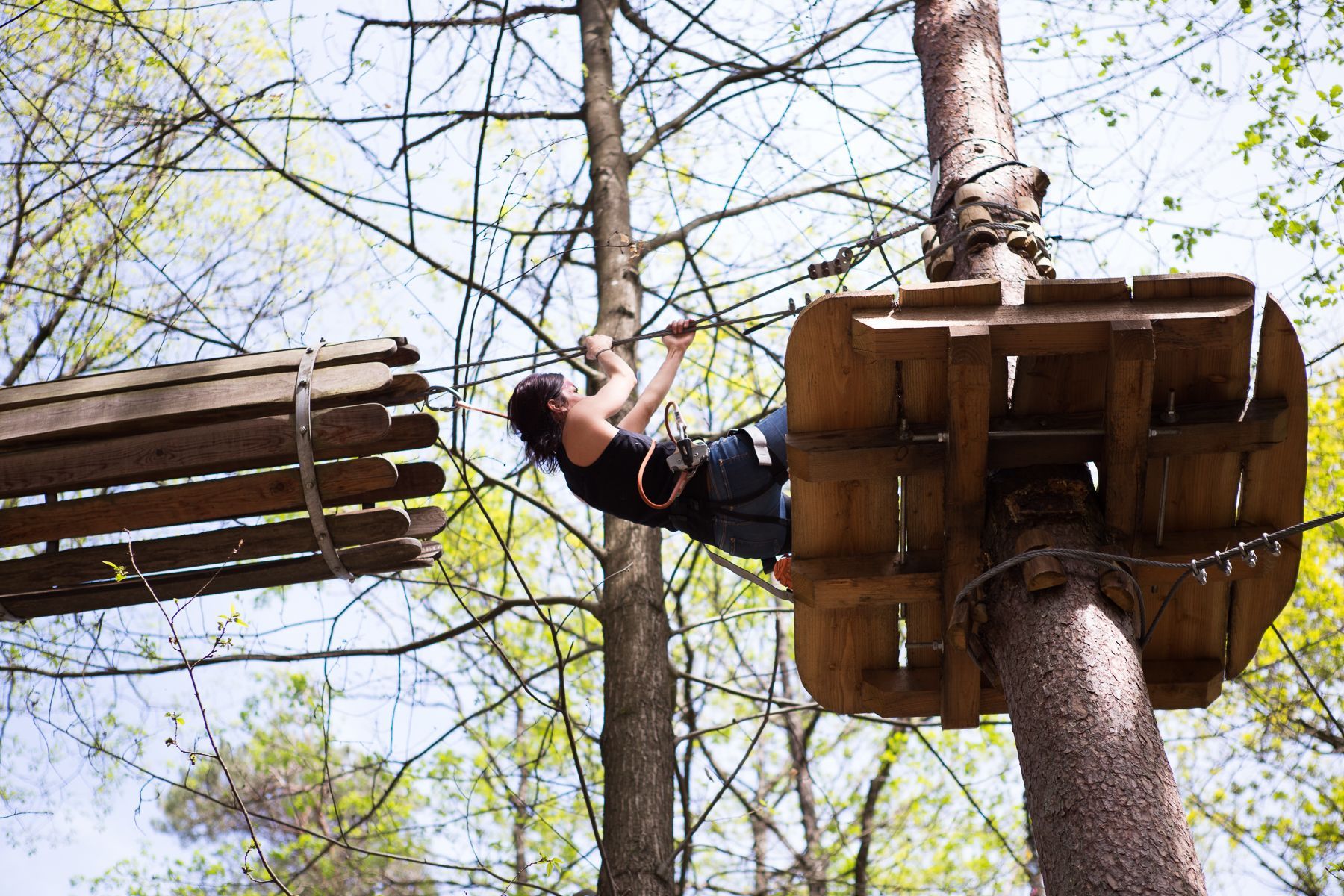 Tourist in einem Kletterwald-Park