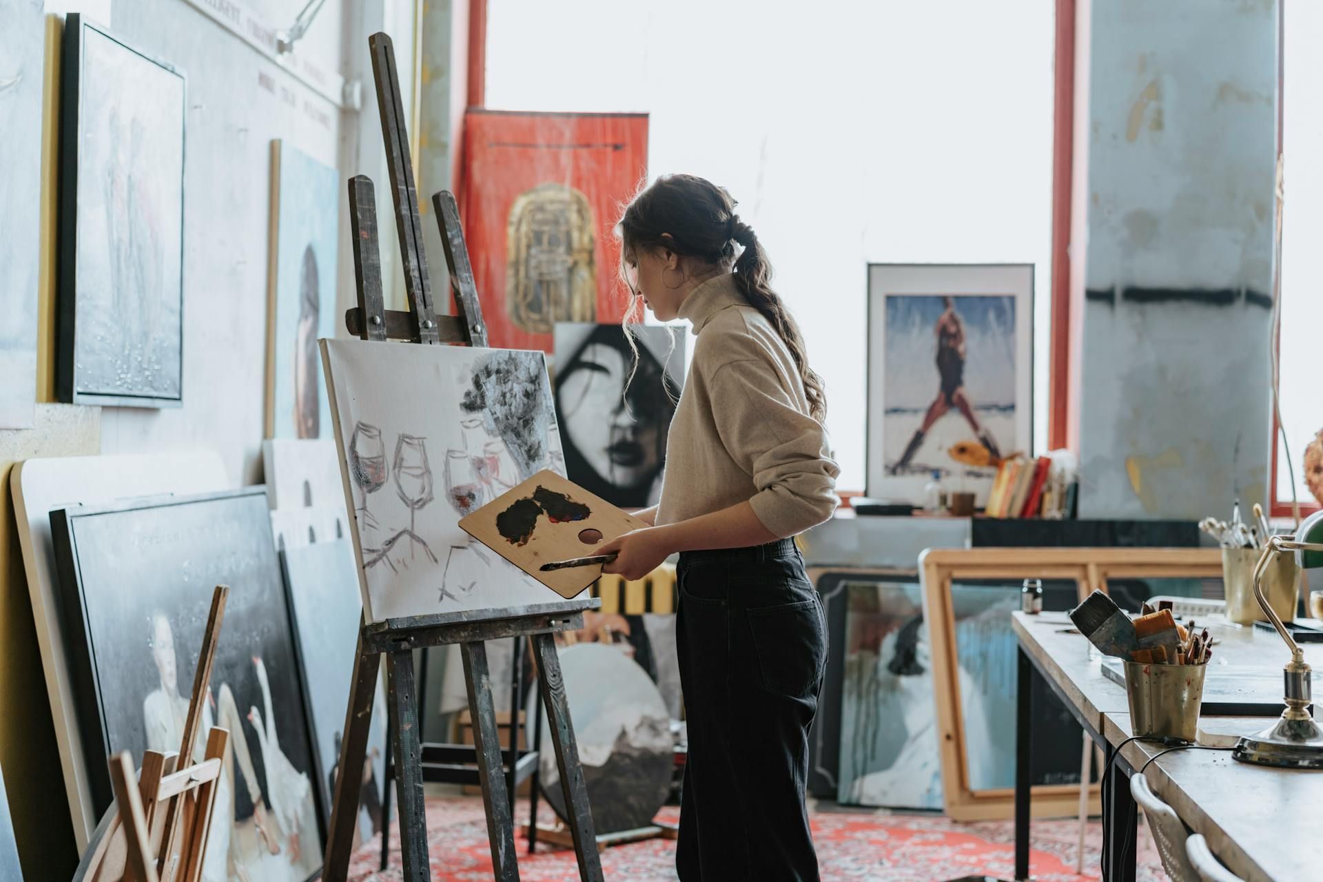 Junge Frau malt ein Bild in ihrem Atelier