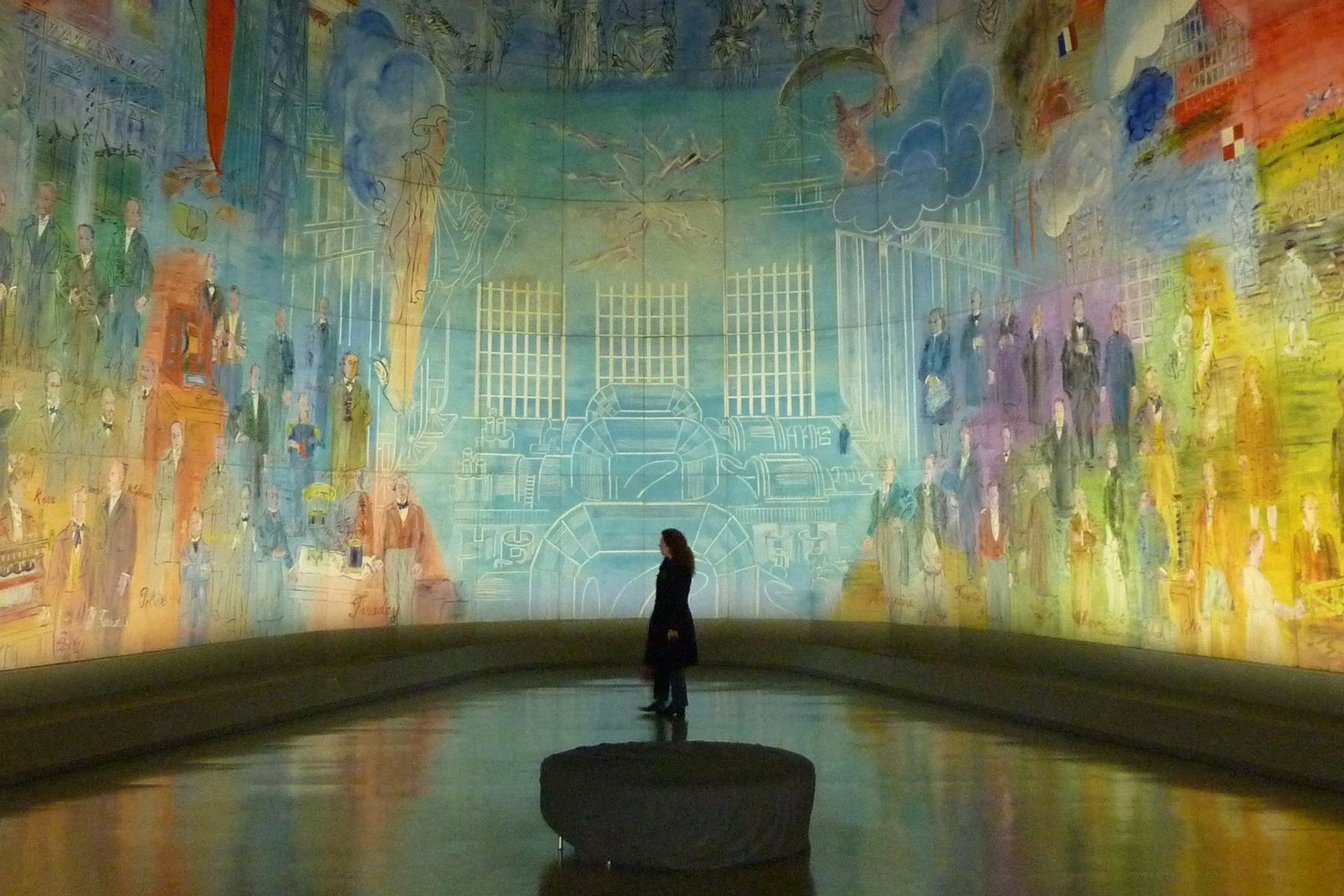 Mujer sola en la galería del museo de arte moderno de París