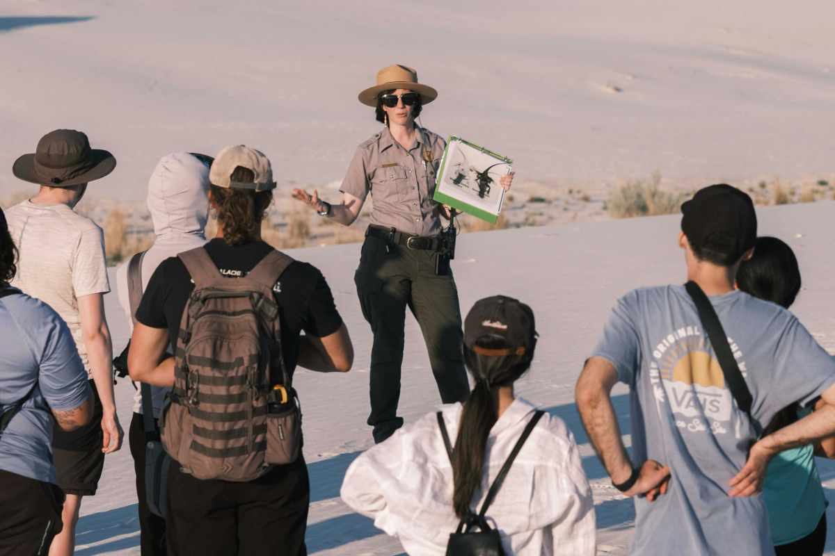Ranger devant des touristes dans le désert de White Sands aux USA