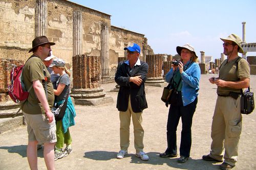 Guía turístico con su grupo en Pompeya