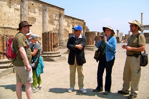 guide touristique avec son groupe à Pompéi
