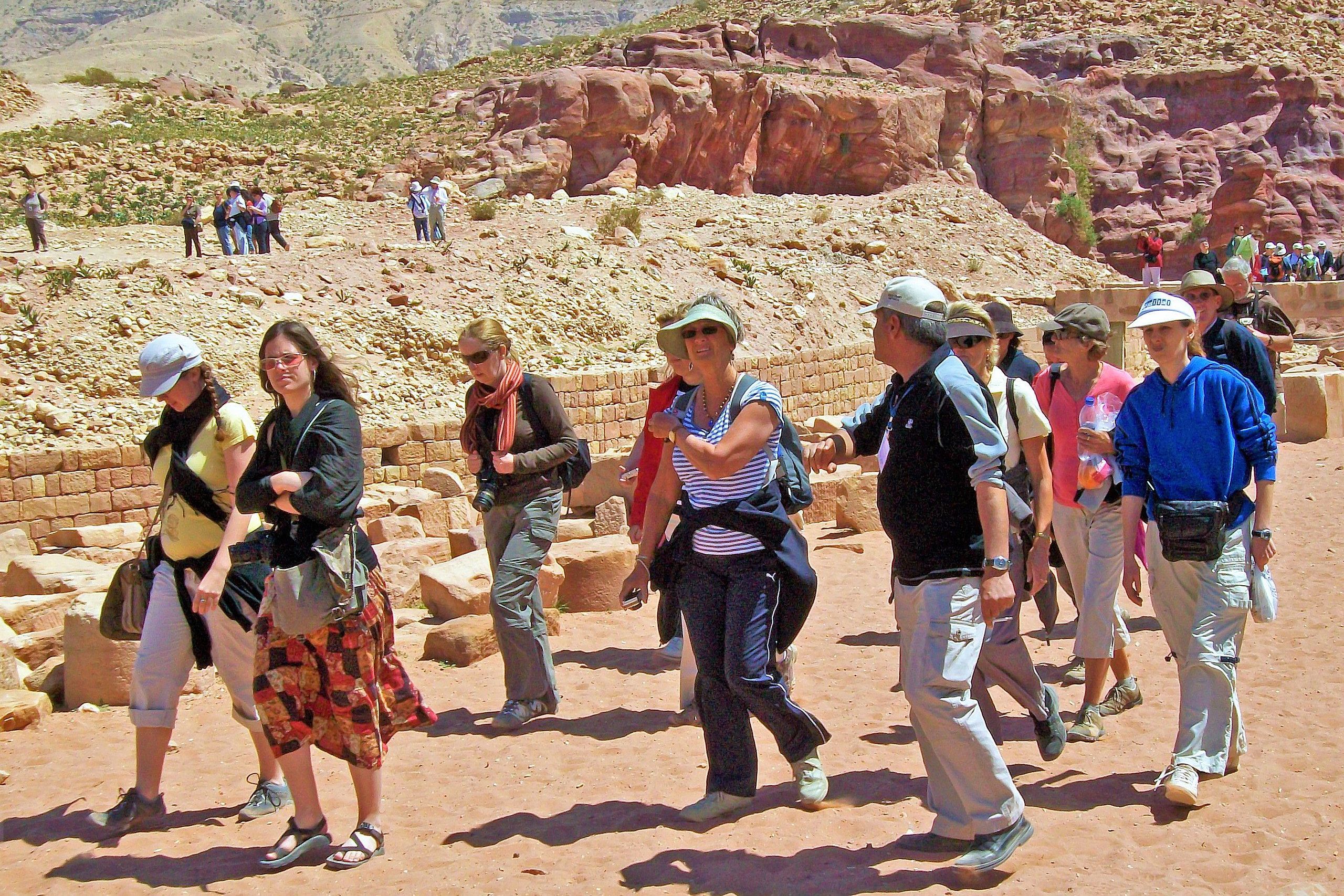 Stadtführer leitet seine Gruppe zur Felsstadt Petra in Jordanien