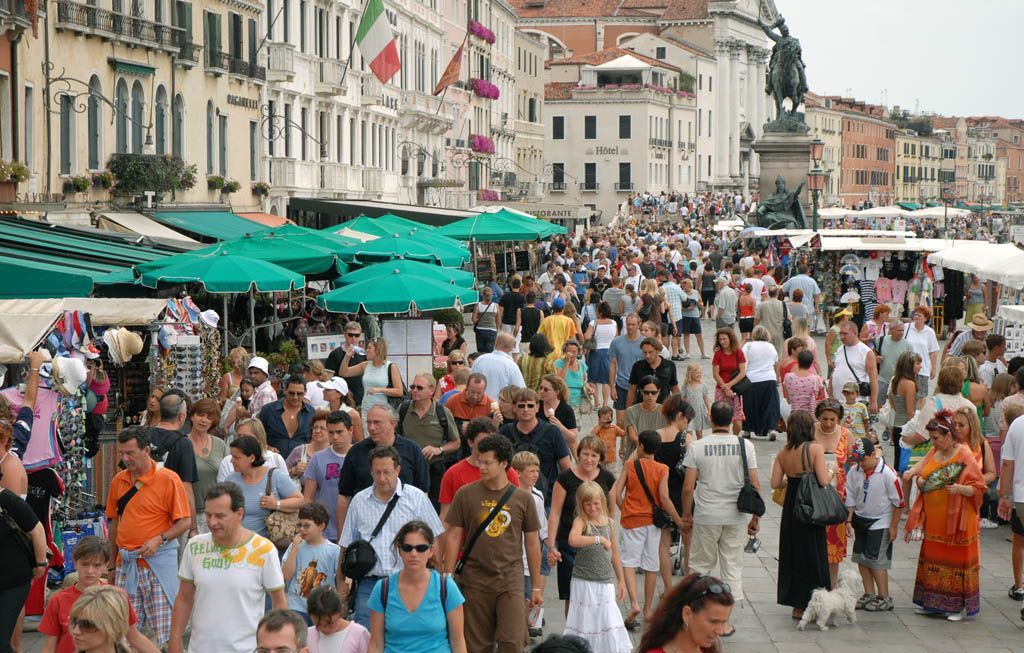 Multitud en una calle de Venecia