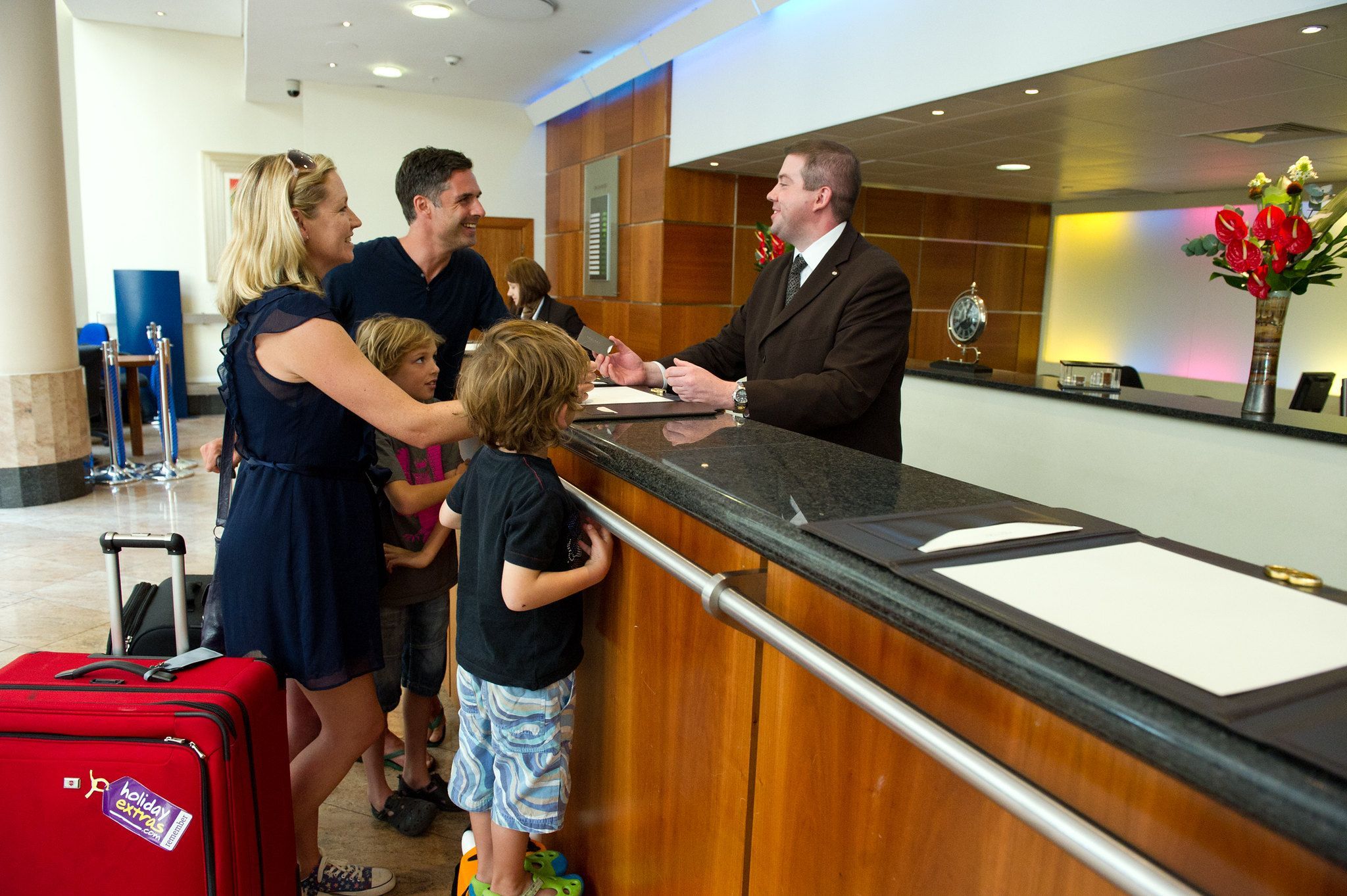 Familia en la recepción de un hotel